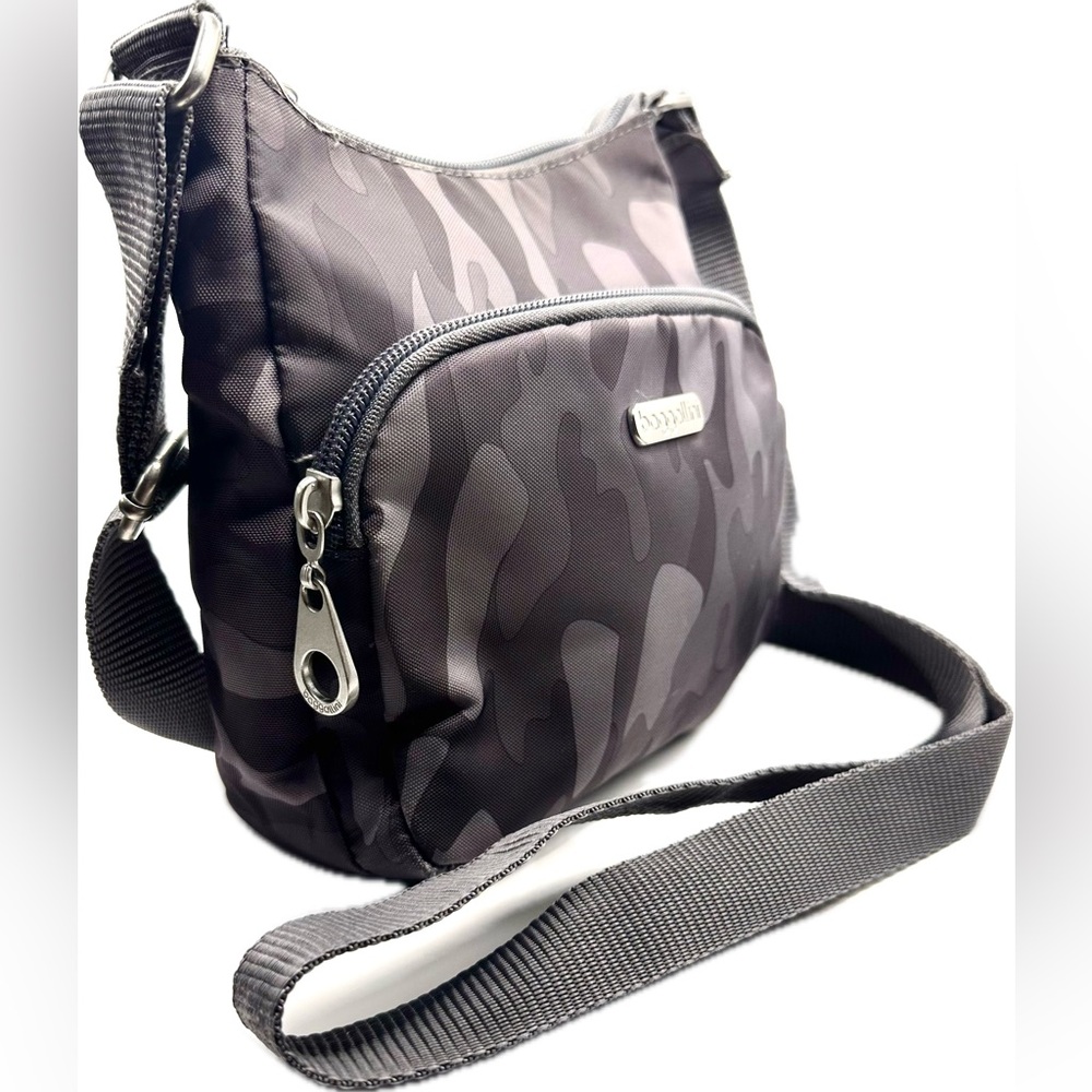 Baggallini Women’s Gray Camouflage Small Joey Crossbody Bag, Great Condition - Picture 4 of 9